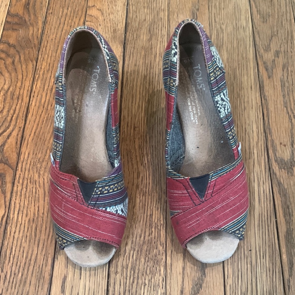 Loved Toms Wedge Heels in Size 6